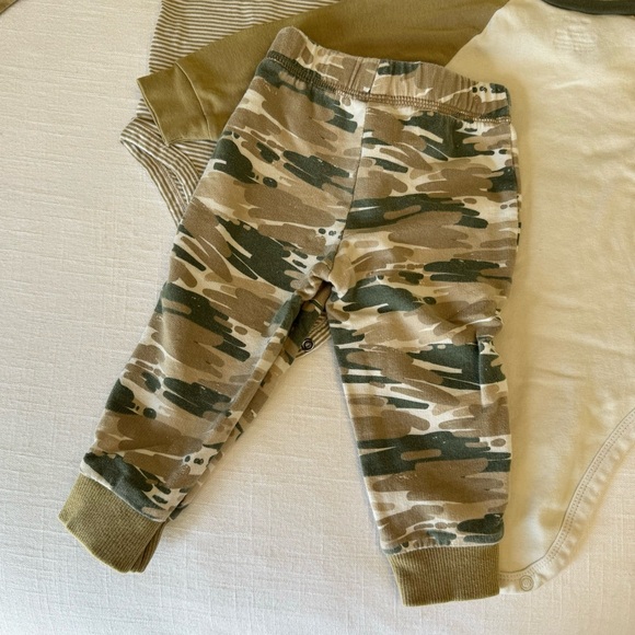 Carter’s | 3-Piece ‘Tiny Explorer’ Bundle | 12 months - Picture 5 of 9